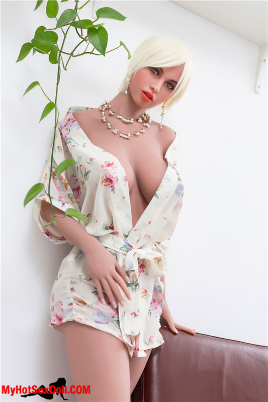 Nadia 172cm | 5'6" G CUP