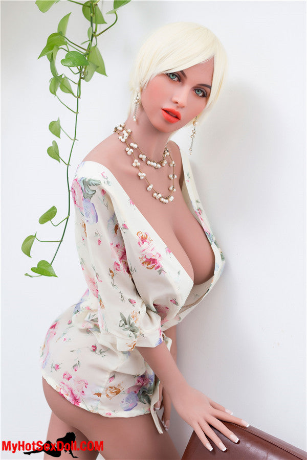 Nadia 172cm | 5'6" G CUP